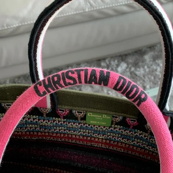 Dior Book Tote
Embroidered Canvas Pink Green - Picture 9 of 10